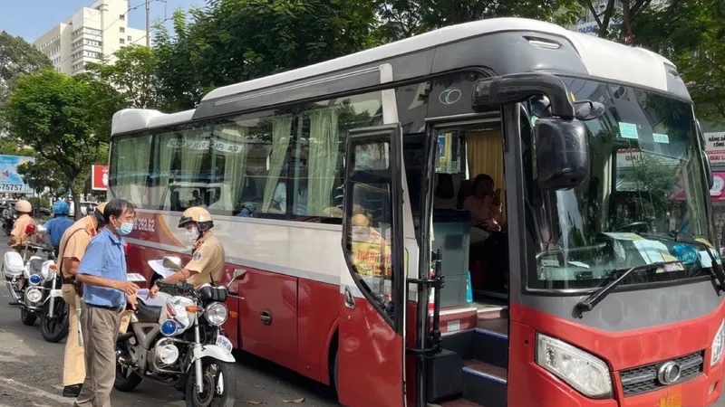 Đội CSGT Chợ Lớn phối hợp Thanh tra Sở GTVT tăng cường TTKS, xử lý các hành vi vi phạm liên quan hoạt động của xe khách. Ảnh: KIM TUYẾN 