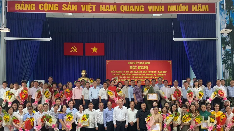 Phó Bí thư Thành ủy TPHCM Nguyễn Hồ Hải khen thưởng nhiều tập thể, cá nhân ở huyện Hóc Môn. Ảnh: CHÍ THẠCH 