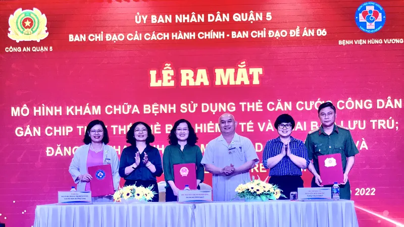 Các đơn vị ký bản ghi nhớ việc phối hợp thực hiện các mô hình. Ảnh: CHÍ THẠCH 
