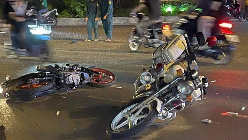 2 xe máy và môtô CSGT ngã trên đường. Ảnh: TRUNG DŨNG