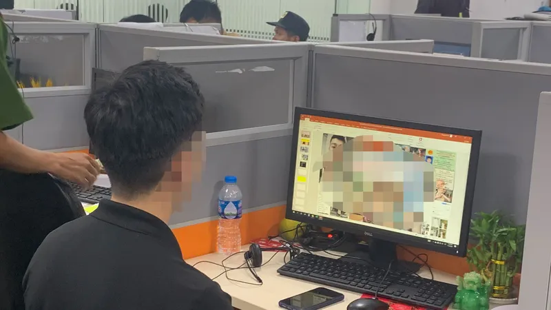 Một nhân viên đang cắt ghép ảnh lúc công an ập vào kiểm tra. Ảnh: CHÍ THẠCH 