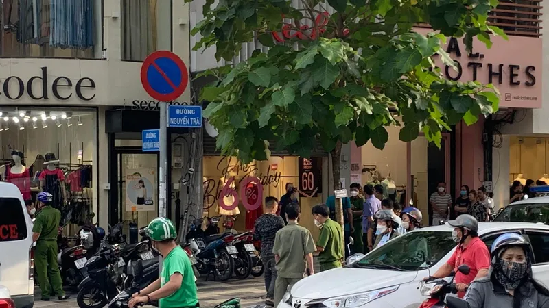 Công an khám nghiệm hiện trường. Ảnh: CHÍ THẠCH 