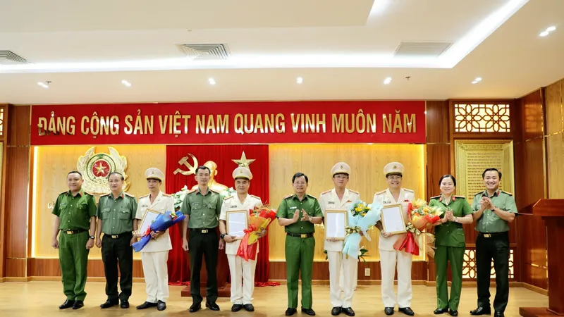 Thăng cấp bậc, điều động bổ nhiệm lãnh đạo các đơn vị Công an TPHCM. Ảnh: CA