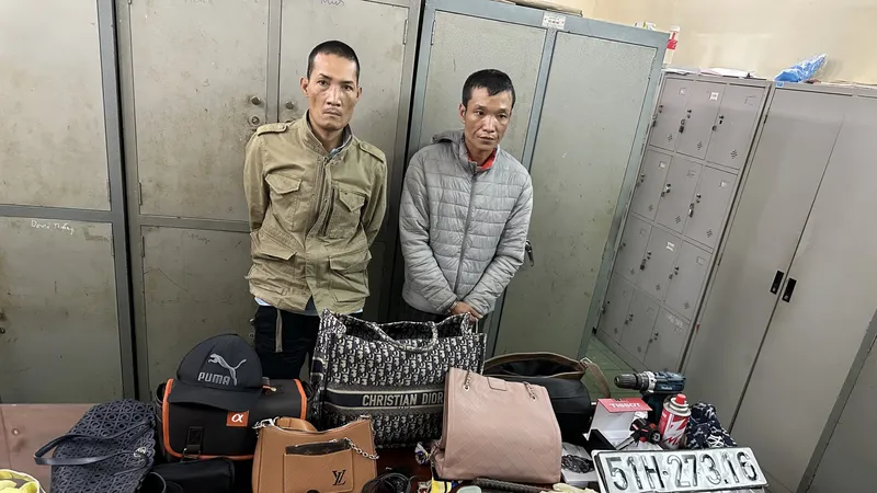 Hai đối tượng tại trụ sở Phòng Cảnh sát Hình sự Công an TPHCM. Ảnh: C.T