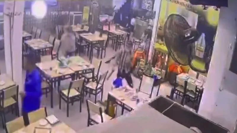 Hình ảnh nhóm côn đồ đập phá được camera ghi lại 
