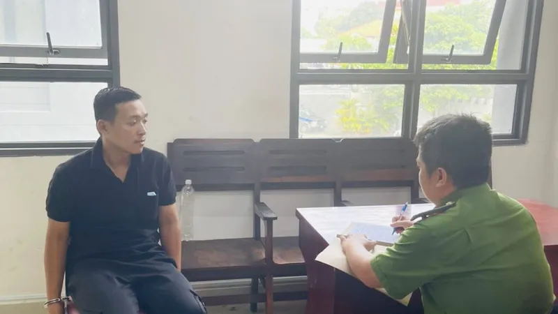 Công an lấy lời khai Thành. Ảnh: CHÍ THẠCH 