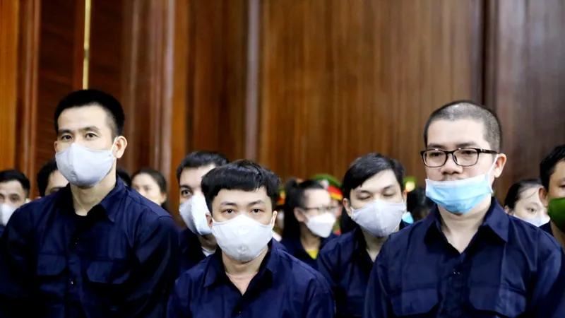 Bị cáo Nguyễn Thái Luyện (bên phải) tại tòa. Ảnh: CHÍ THẠCH 