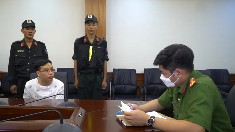 Công an lấy lời khai Trần Nguyễn Minh Thiện. Ảnh: C.T