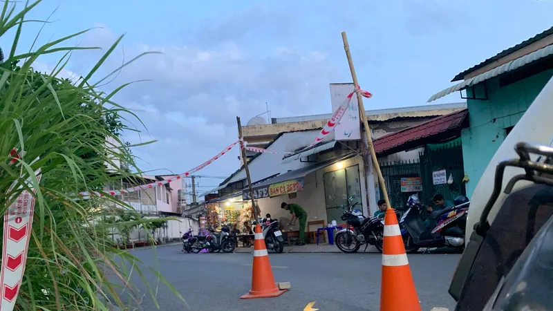 Công an phong toả hiện trường. Ảnh: CHÍ THẠCH 