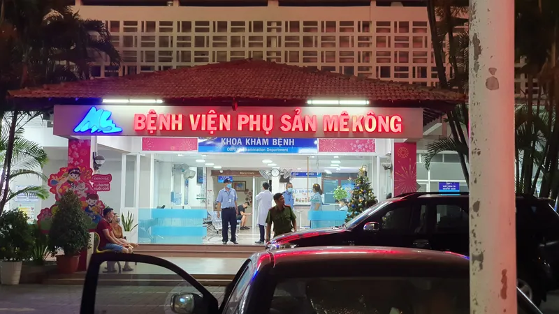 Công an có mặt tại bệnh viện tối 20-12. Ảnh: CHÍ THẠCH 