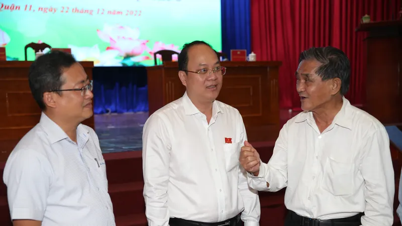Phó Bí thư Thành ủy TPHCM Nguyễn Hồ Hải trao đổi với cử tri