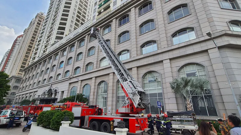 Cảnh sát PCCC dùng xe thang đưa người mắc kẹt trong vụ cháy ở tầng cao tòa nhà Flemington
