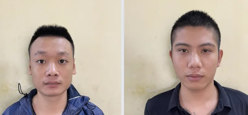 Tài và Khánh (từ trái qua phải) tại cơ quan công an. Ảnh: CHÍ THẠCH 