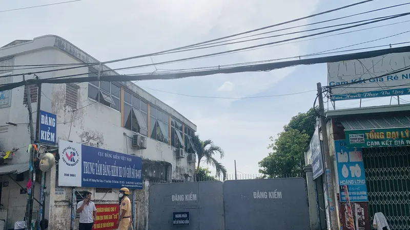 Công an phong tỏa khám xét ở TTDK 50-03V. Ảnh: CHÍ THẠCH 