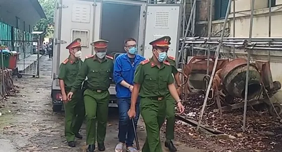 Bị cáo Nhâm Hoàng Khang được đưa tới tòa trước đó