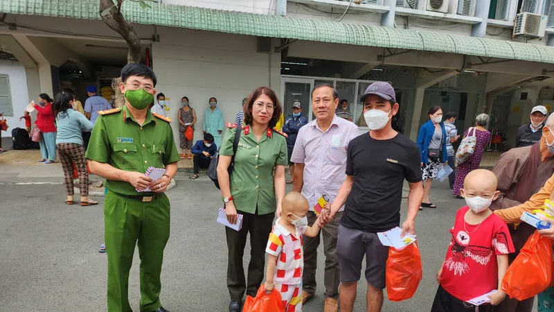 Tặng quà cho các bé đang điều trị ở Bệnh viện Ung Bướu TPHCM