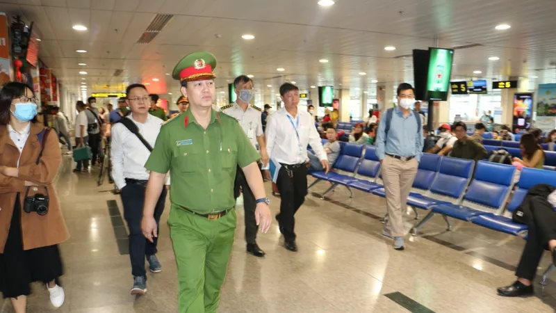 Đại tá Huỳnh Quang Tâm, trưởng đoàn kiểm tra công tác PCCC-CNCH tại Cảng hàng không quốc tế Tân Sơn Nhất. Ảnh: CHÍ THẠCH 