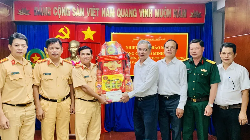 Phó Chủ tịch UBND TPHCM Ngô Minh Châu thăm, chúc tết CSGT TPHCM. Ảnh: CHÍ THẠCH 