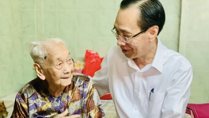 Trưởng Ban Nội chính Thành ủy TPHCM Lê Thanh Liêm thăm, chúc tết tại quận 5. Ảnh: CHÍ THẠCH 