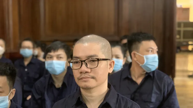 Bị cáo Nguyễn Thái Luyện khi ra tòa. Ảnh: CHÍ THẠCH 