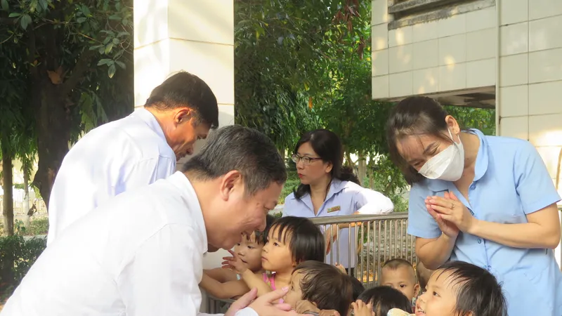 Phó Chủ tịch UBND TPHCM Dương Anh Đức ân cần hỏi thăm động viên các trẻ tại Làng thiếu niên Thủ Đức. Ảnh: CHÍ THẠCH