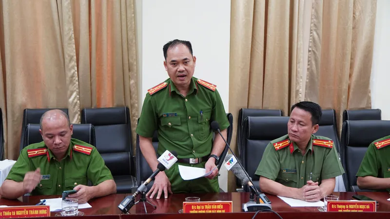 Đại tá Trần Văn Hiếu, Trưởng phòng Cảnh sát Hình sự (PC02), Công an TPHCM chia sẻ tại buổi họp báo. Ảnh: CHÍ THẠCH