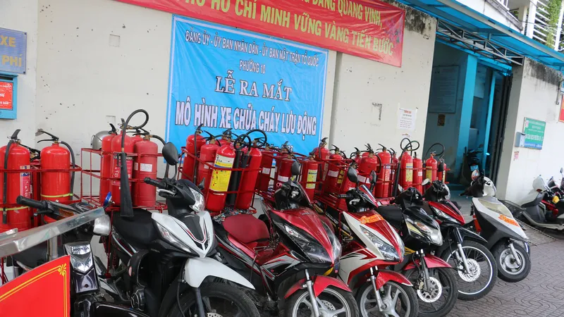 Ra mắt mô hình xe máy chữa cháy lưu động trong khu dân cư đầu tiên ở TPHCM. Ảnh: P.Nam