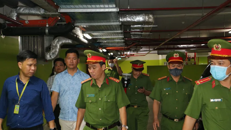 Công an TPHCM kiểm tra PCCC tại trung tâm thương mại. Ảnh: M.N