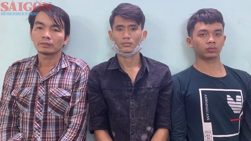 Nhóm đối tượng tại cơ quan công an. Ảnh: CHÍ THẠCH 