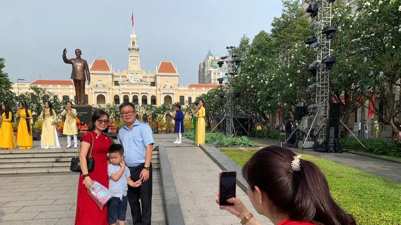 Người dân TPHCM xuống phố đón Xuân Quý Mão sáng mùng 1 tết
