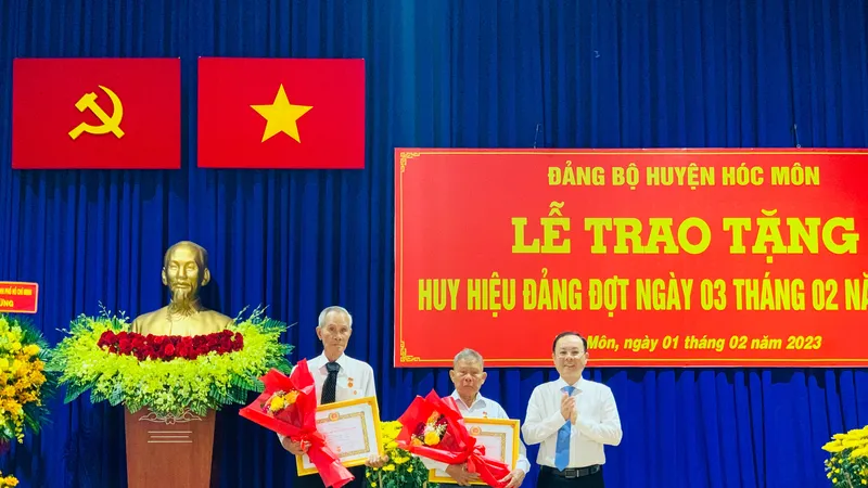 Phó Bí thư Thành ủy TPHCM Nguyễn Văn Hiếu trao Huy hiệu Đảng đợt 3-2 cho các đảng viên cao tuổi Đảng ở huyện Hóc Môn. Ảnh: CHÍ THẠCH