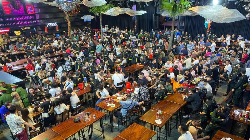 Đột kích quán beer club ở quận 3 đưa hơn 400 “dân chơi” về trụ sở
