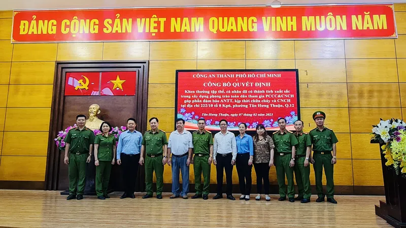 Khen thưởng tập thể, cá nhân có thành tích xuất sắc trong PCCC ở quận 12. Ảnh: A.N.