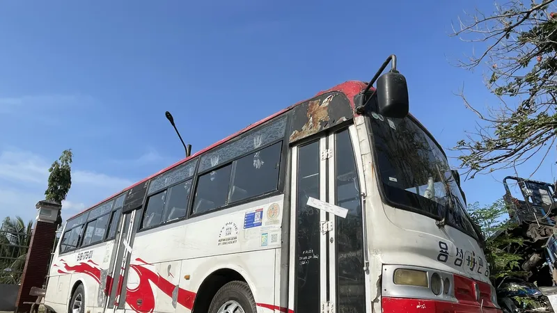 Xe ô tô khách liên quan vụ tai nạn chết người trên quốc lộ 1A đoạn qua quận Bình Tân. Ảnh: M.V.