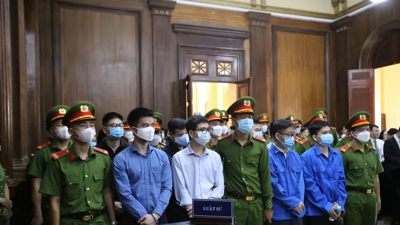 Các bị cáo tại tòa sáng nay.