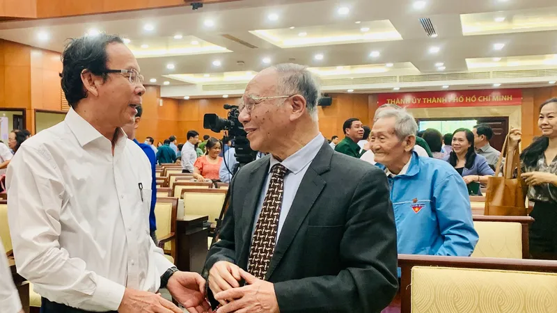 Bí thư Thành ủy TPHCM Nguyễn Văn Nên trò chuyện cùng GS-TS Hoàng Chí Bảo. Ảnh: CHÍ THẠCH