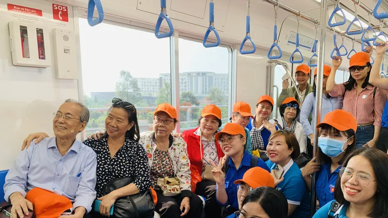 Lãnh đạo TPHCM tham gia chạy thử tuyến Metro số 1