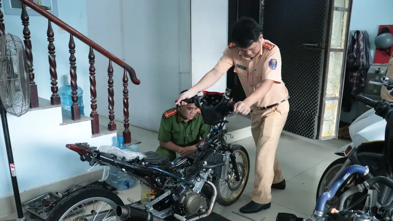 Phát hiện vi phạm ở nhiều "lò" nghi độ xe cho “quái xế” 
