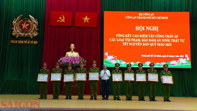 Phó Chủ tịch Ngô Minh Châu trao tặng bằng khen cho các cá nhân, tổ chức thuộc Công an TPHCM có thành tích xuất sắc