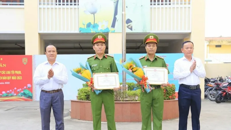 Khen thưởng 3 đơn vị phá vụ cướp ngân hàng ở quận 8