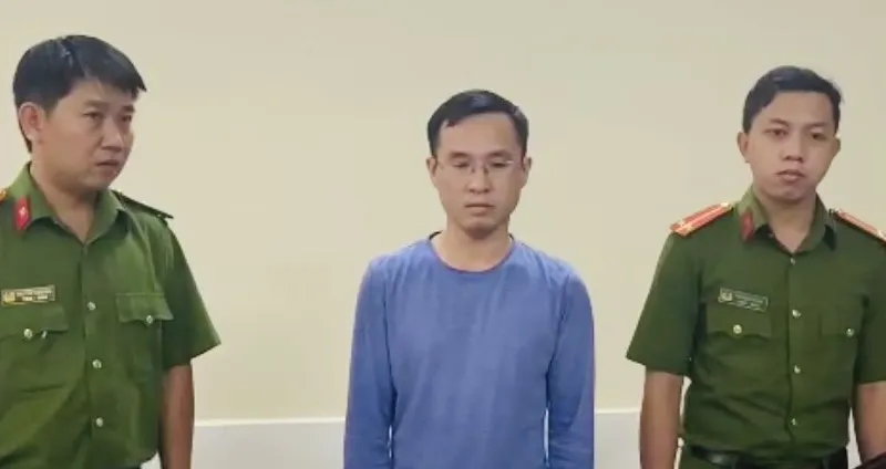 Bị can Mai Văn Quân, là Phó Tổng giám đốc Công ty cổ phần dịch vụ và kỹ thuật ô tô Tiên Phong tại cơ quan công an. 