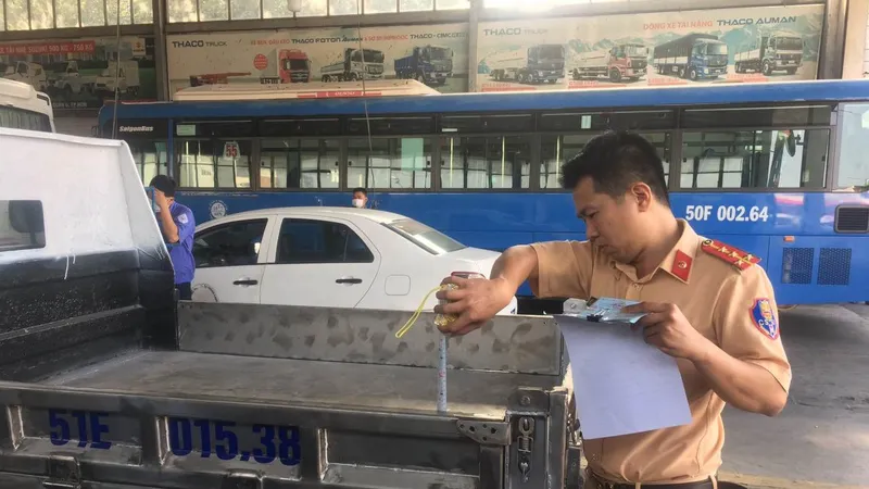 Cảnh sát giao thông hỗ trợ các trung tâm đăng kiểm ở TPHCM