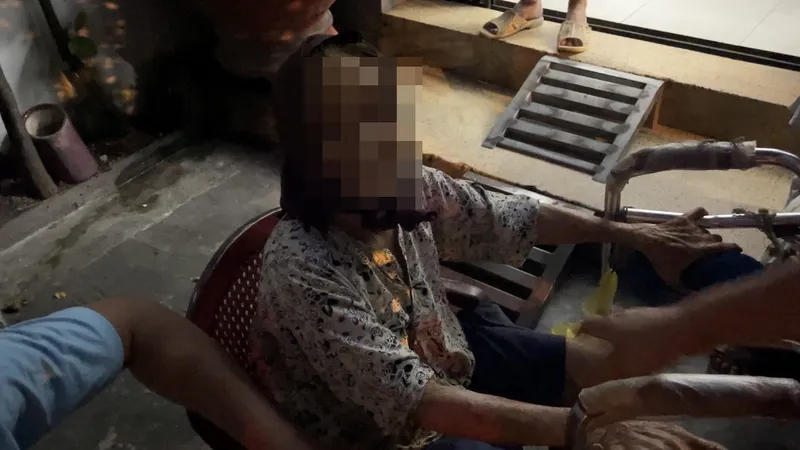 "Giải cứu" cụ bà 100 tuổi mắc kẹt trong đám cháy 