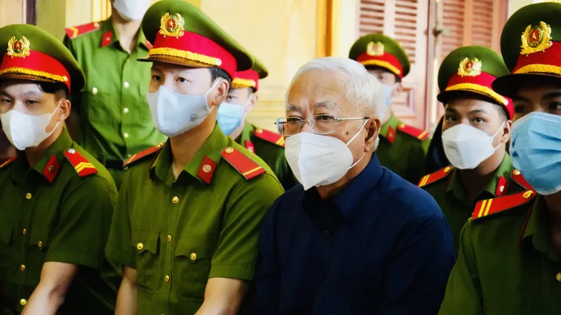 Bị cáo Trần Phương Bình, cựu Tổng Giám đốc Ngân hàng Đông Á nhận trách nhiệm của mình và xin HĐXX xem xét giảm nhẹ hình phạt cho cấp dưới