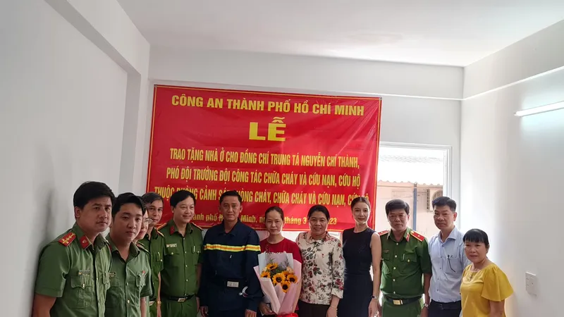 Lãnh đạo Công an TPHCM chúc mừng Trung tá Nguyễn Chí Thành và người thân ngay tại căn hộ mới.