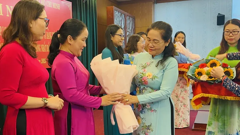 Đồng chí Nguyễn Thị Lệ cùng Ban Thường vụ Đảng ủy Khối tặng hoa chúc mừng 2 đảng bộ cơ sở và 7 đảng viên được đề nghị xem xét quyết định khen thưởng hoàn thành xuất sắc nhiệm vụ 5 năm liền (2018 - 2022)