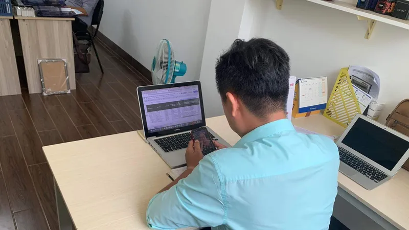 Một nạn nhân bị lừa đảo tiếp xúc với phóng viên báo SGGP vào tháng 3-2022. Ảnh: CHÍ THẠCH 