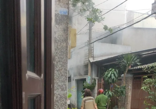 Ngọn lửa kèm khói đen bốc cao ở căn nhà 