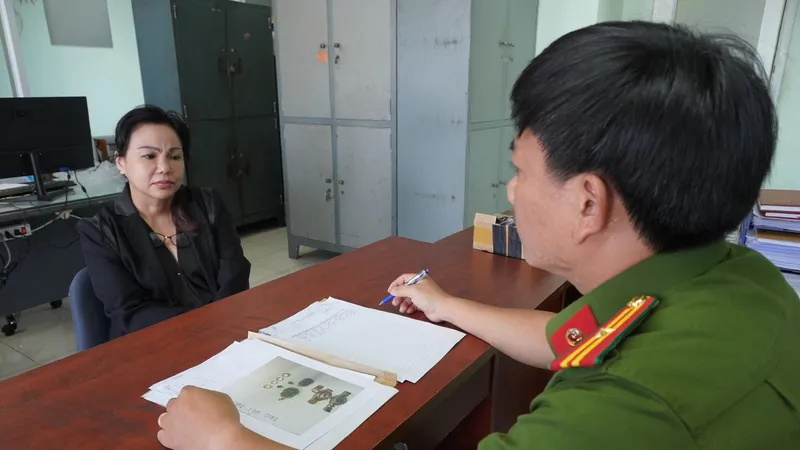 Công an lấy lời khai kẻ trộm