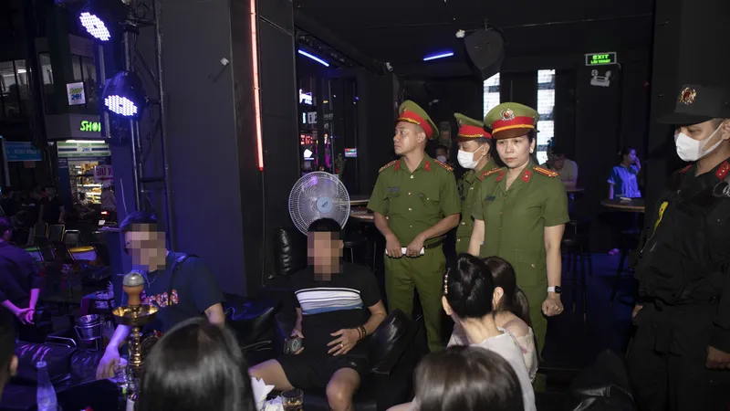 Đột kích nhiều quán bia club ở phố đi bộ Bùi Viện